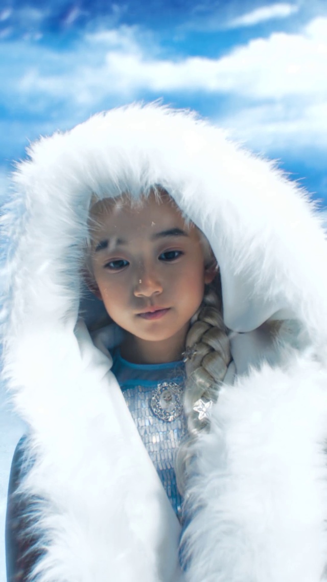 Video Reference: Fur clothing, Fur, White, Skin, Beauty, Eye, Feather boa