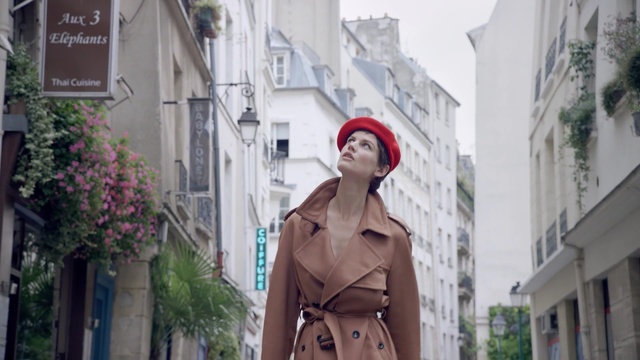 Video Reference: Trench coat, Street fashion, Fashion, Coat, Statue, Outerwear, Neighbourhood, Headgear, Street, Architecture