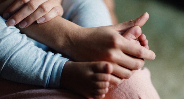 Video Reference: Hand, Skin, Finger, Joint, Nail, Foot, Arm, Leg, Child, Human leg
