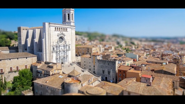 Video Reference: urban area, city, town, sky, landmark, neighbourhood, roof, residential area, building, cityscape