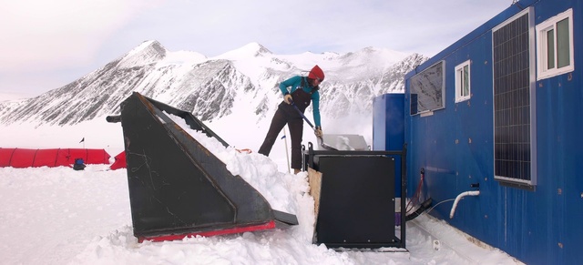 Video Reference: Snow, Winter, Slopestyle, Snowboarding, Recreation, Arctic, Glacial landform, Ice, Snowboard