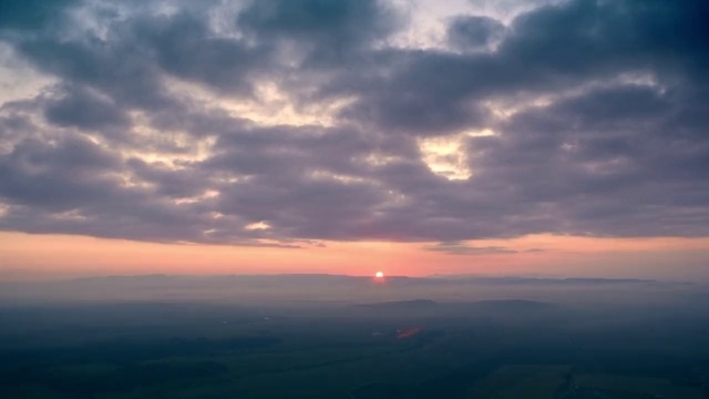 Video Reference: Sky, Cloud, Horizon, Atmosphere, Atmospheric phenomenon, Daytime, Evening, Sunrise, Morning, Sunset