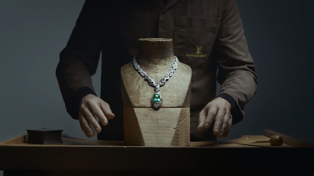 Video Reference: Hand, Fashion accessory, Jewellery, Still life photography, Necklace, Neck, Photography, Turquoise, Finger, Glass, Person