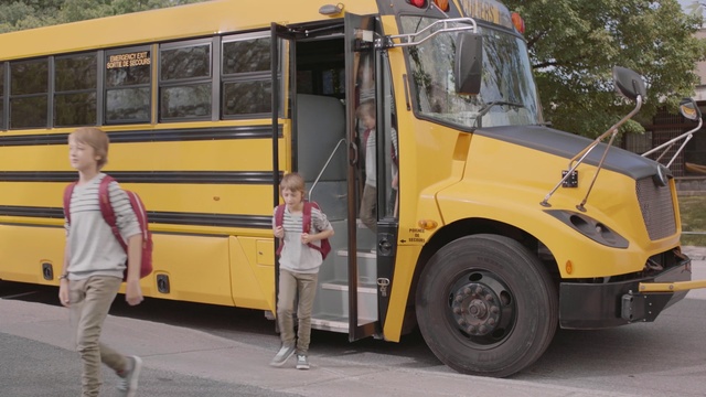 Video Reference: motor vehicle, bus, transport, vehicle, mode of transport, school bus, public transport, commercial vehicle, public utility, Person