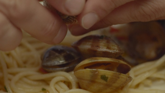Video Reference: clam, spaghetti alle vongole, cockle, clams oysters mussels and scallops, cuisine, dish, spaghetti, food, animal source foods, escargot