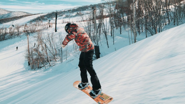 Video Reference: snow, boardsport, winter, snowboarding, fun, winter sport, skiing, vacation, leisure, extreme sport, Person