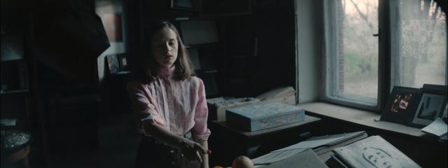 Video Reference: Standing, Snapshot, Sitting, Photography, Leg, Room, Human body, Fun, Electronic device, Black hair