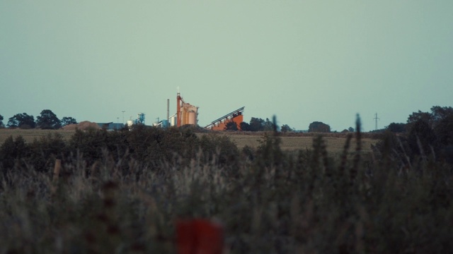 Video Reference: Atmospheric phenomenon, Sky, Wall, Grass family, Ecoregion, Rural area, Castle, Horizon, Landscape, Skyline