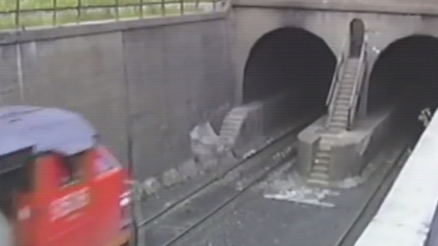 Video Reference: track, mode of transport, cage, structure, roof, outdoor structure