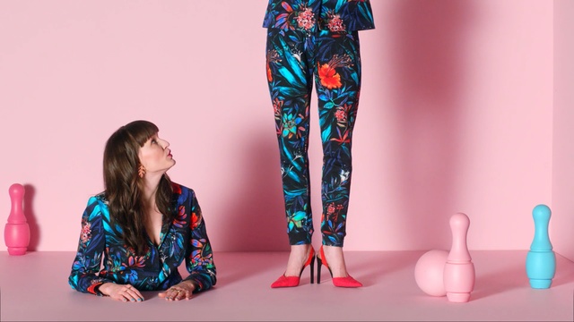 Video Reference: Clothing, Leggings, Waist, Active pants, Blue, Turquoise, Trousers, Tights, Pajamas, Leg, Person