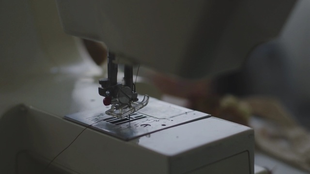Video Reference: Sewing machine, Sewing, Sewing machine needle, Household appliance accessory, Textile, Home appliance, Art, Craft, Home accessories, Linens