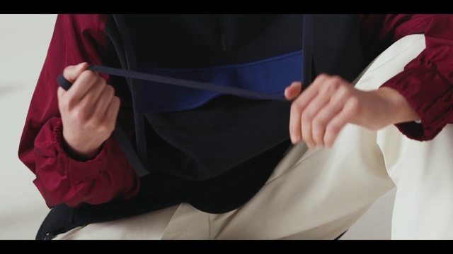 Video Reference: Shoulder, Arm, Joint, Hand, Tie, Leg, Human body, Long hair, Finger, Elbow