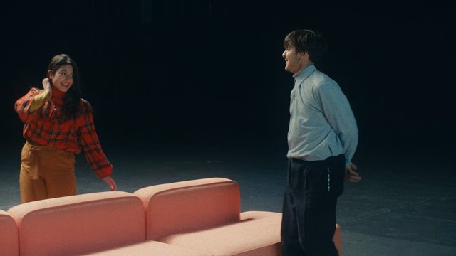 Video Reference: Drama, Performance, heater, Acting, Performing arts, Event, Stage, Scene, Sitting, Talent show