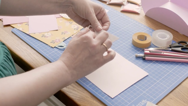 Video Reference: Hand, Paper, Finger, Writing instrument accessory, Circle, Nail