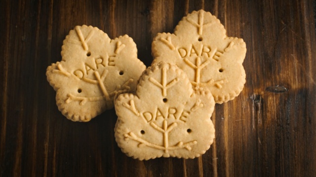 Video Reference: cracker, cookies and crackers, cookie, snack