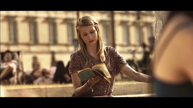 Video Reference: Beauty, Lady, Photography, Blond, Fun, Photo shoot, Smile, Happy, Sitting, Screenshot, Person