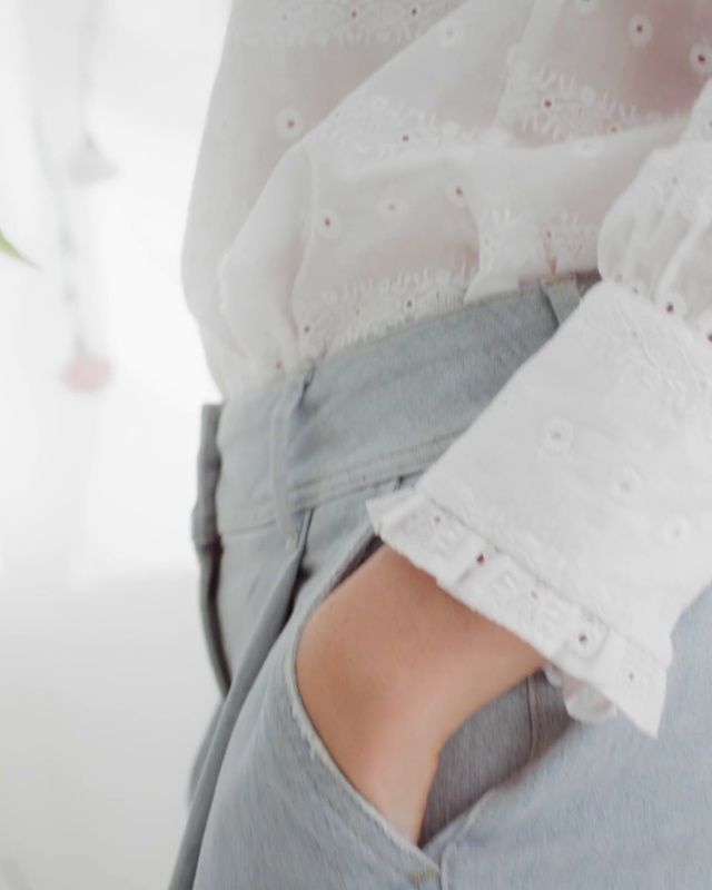 Video Reference: White, Joint, Jeans, Leg, Shoulder, Footwear, Waist, Human body, Denim, Abdomen