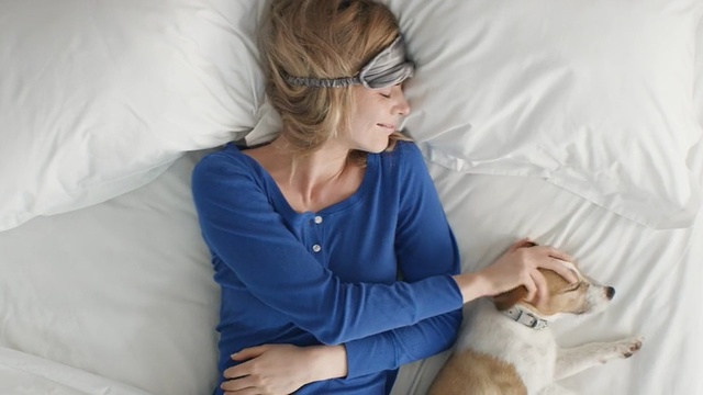 Video Reference: Comfort, Glasses, Sleep, Ear, Arm, Bedding, Technology, Electronic device, Textile, Linens
