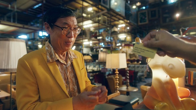 Video Reference: drink, restaurant, Person