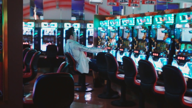 Video Reference: crowd, technology, audience, sport venue, convention, electronic device, Person