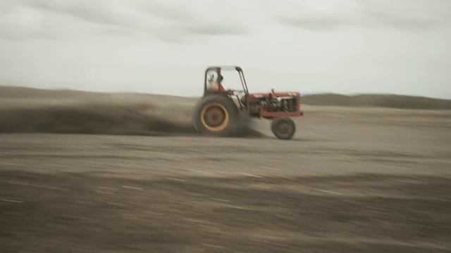 Video Reference: Vehicle, Tractor, Soil, Agricultural machinery, Sand, Field, Automotive tire, Dust, Landscape, Automotive wheel system
