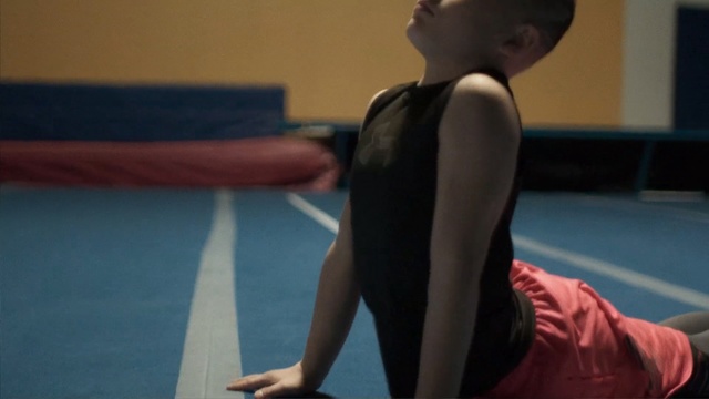 Video Reference: blue, joint, indoor games and sports, sport venue, shoulder, physical fitness, leg, arm, sitting, girl