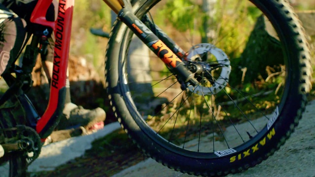 Video Reference: Bicycle wheel, Bicycle tire, Bicycle, Bicycle part, Tire, Bicycle drivetrain part, Spoke, Wheel, Vehicle, Automotive tire