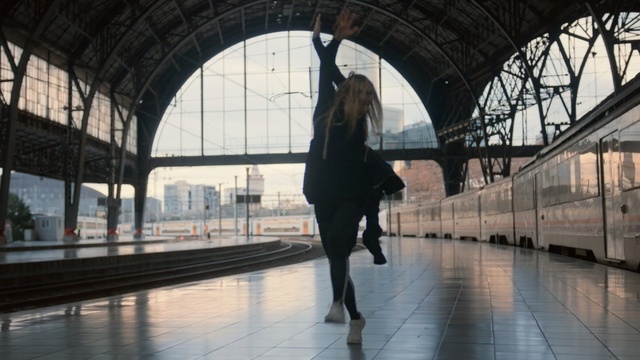 Video Reference: transport, reflection, urban area, building, vehicle, tourist attraction, sky, public transport, city, pedestrian, Person