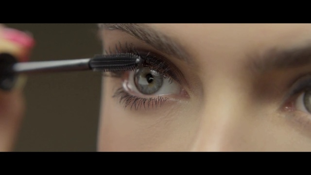 Video Reference: eyebrow, eyelash, eye shadow, eye, cosmetics, close up, cheek, forehead, mascara, eyelash extensions