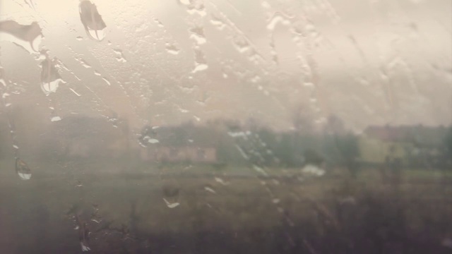 Video Reference: Atmospheric phenomenon, Haze, Drizzle, Atmosphere, Morning, Water, Mist, Rain, Precipitation, Sky