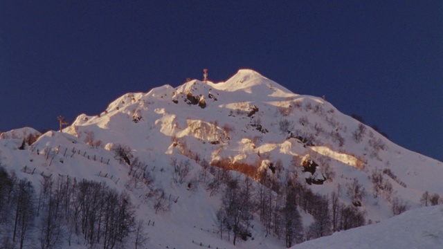 Video Reference: Mountainous landforms, Mountain, Snow, Mountain range, Summit, Winter, Ridge, Massif, Geological phenomenon, Sky