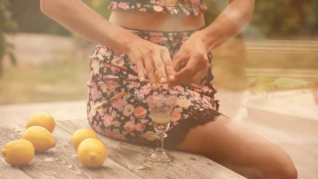 Video Reference: Hand, Joint, Leg, Abdomen, Waist, Beige, Plant, Thigh, Human leg, Trunk