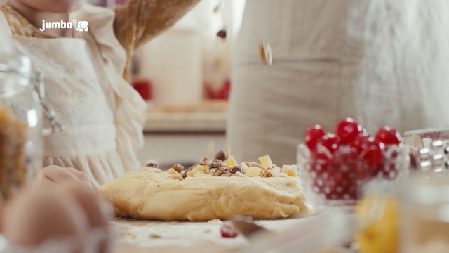 Video Reference: food, baking, dessert, snack, dish, baked goods, sweetness, brunch, finger food, cookies and crackers