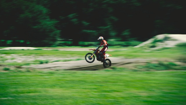 Video Reference: land vehicle, green, nature, plant, tree, woody plant, extreme sport, grass, sky, freeride
