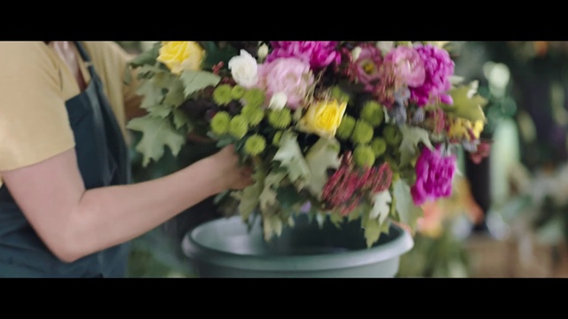 Video Reference: Flower, Floristry, Bouquet, Flower Arranging, Floral design, Plant, Cut flowers, Art, Centrepiece, Petal, Person