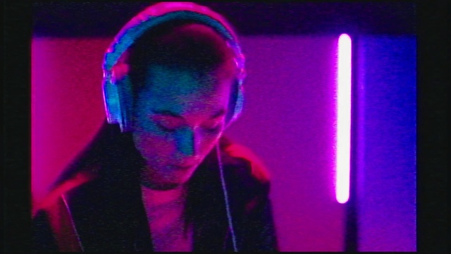 Video Reference: Light, Visual effect lighting, Violet, Performance, Purple, Lighting, Magenta, Neon, Performing arts, Artist, Person