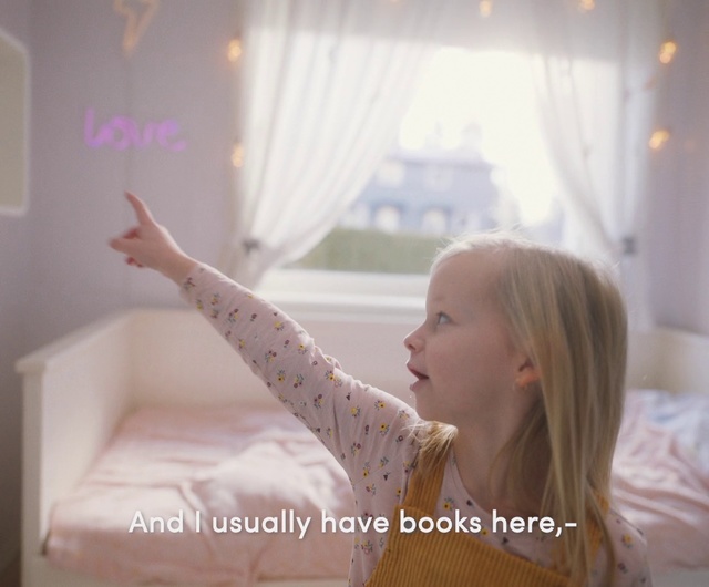 Video Reference: Hair, Blond, Skin, Light, Beauty, Shoulder, Pink, Hairstyle, Long hair, Arm