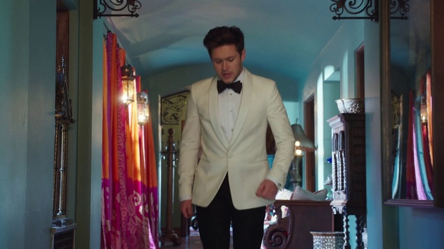 Video Reference: Suit, Formal wear, Blazer, Fashion, Tuxedo, Outerwear, Jacket, White-collar worker, Tie