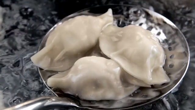 Video Reference: dumpling, dish, pelmeni, kozhukkattai, food, momo, kreplach, pierogi, jiaozi