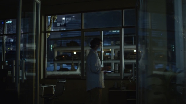 Video Reference: Light, Snapshot, Darkness, Glass, Night, Urban area, Architecture, Metropolitan area, Window, Photography