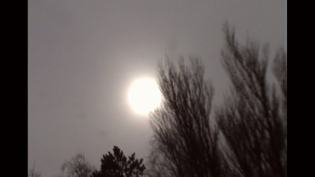 Video Reference: Sky, Atmospheric phenomenon, Nature, Daytime, Photograph, Atmosphere, Cloud, Sun, Celestial event, Astronomical object