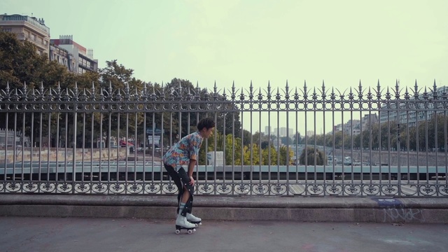 Video Reference: Footwear, Skateboard, Recreation, Skateboarding Equipment, Sports equipment, Roller skating, Roller skates, Roller sport, Shoe, Fence