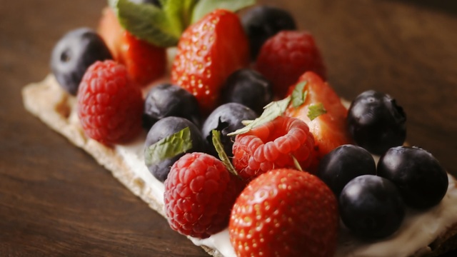 Video Reference: Natural foods, Food, Berry, Fruit, Frutti di bosco, Strawberry, Strawberries, Pavlova, Plant, Sweetness, Person