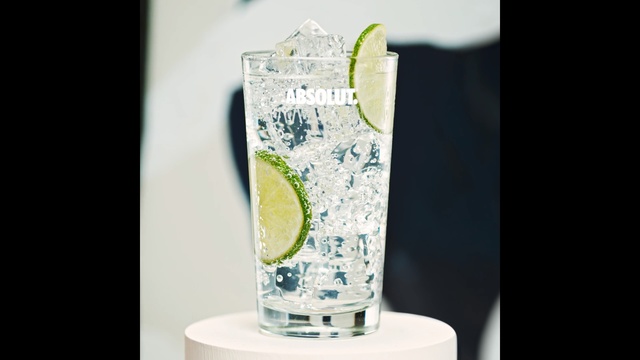 Video Reference: Drink, Gin and tonic, Mojito, Highball glass, Vodka and tonic, Water, Alcoholic beverage, Distilled beverage, Non-alcoholic beverage, Lemon-lime