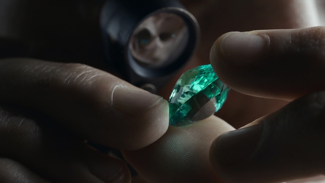 Video Reference: Green, Hand, Finger, Close-up, Photography, Fashion accessory, Nail, Gemstone, Glass, Macro photography