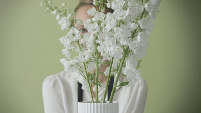 Video Reference: flower, flower bouquet, flower arranging, floristry, cut flowers, vase, floral design, petal, plant, spring