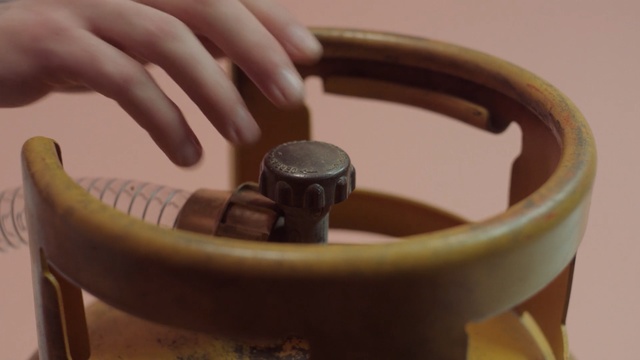 Video Reference: hand, close up, balon, valve