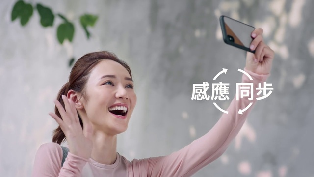 Video Reference: Mobile phone, Gadget, Smartphone, Electronic device, Technology, Photography, Communication Device, Selfie, Gesture, Portable communications device