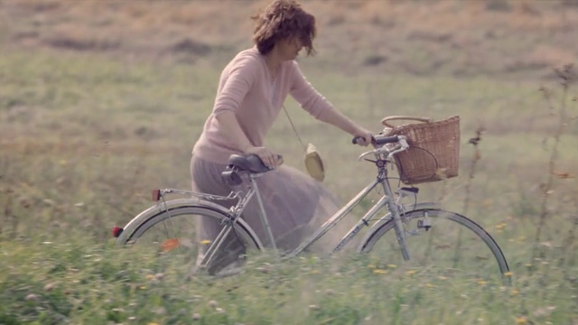 Video Reference: Bicycle, Cycling, Bicycle accessory, Vehicle, Grass, Recreation, Bicycle handlebar, Bicycle saddle, Grassland, Meadow