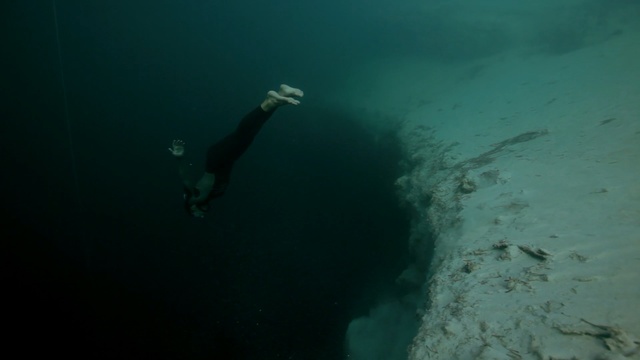 Video Reference: underwater diving, water, underwater, freediving, scuba diving, sea, divemaster, diving, recreation, aquanaut